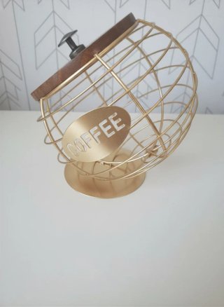 Cafetera de metal y madera