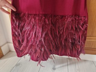 Vestido fiesta con plumas