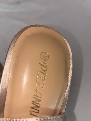 Zapatos de tacón dorados y beige