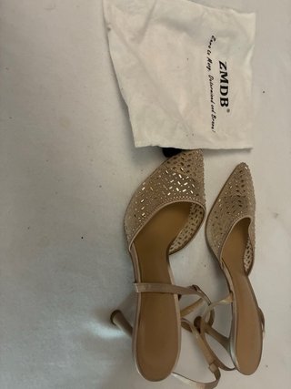 Zapatos de tacón dorados y beige