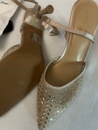 Zapatos de tacón dorados y beige