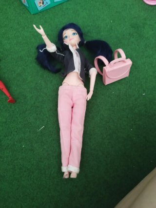 Muñeca Marinette con bolso rosa
