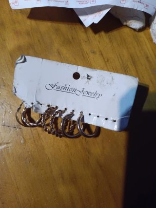 Pendientes dorados y plateados