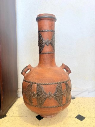 Jarrón Africano Vintage de Terracota y metal 70 cm