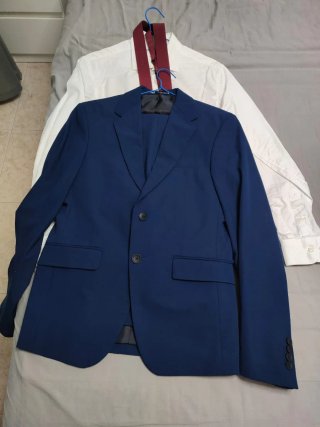 Traje azul y camisa blanca