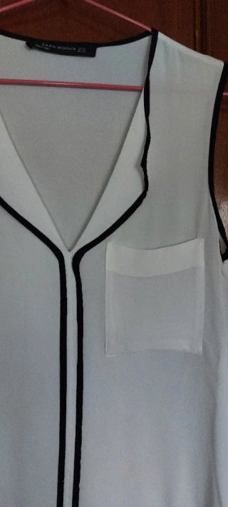 Blusa ligera de Zara sin mangas blanca y negra