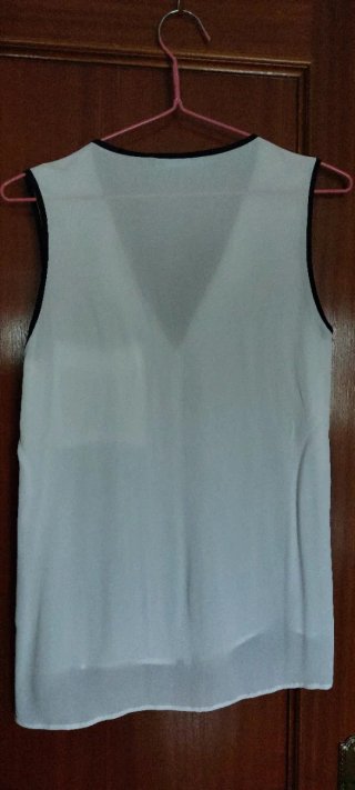 Blusa ligera de Zara sin mangas blanca y negra