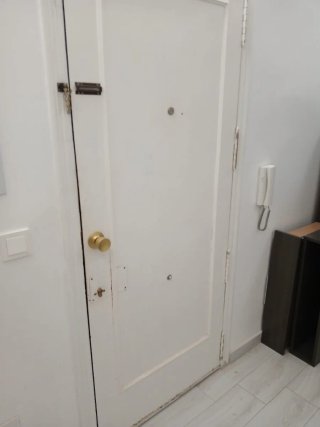 Puerta blindada madera. No tiene marco