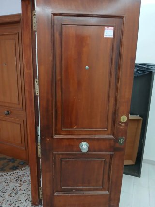 Puerta blindada madera. No tiene marco