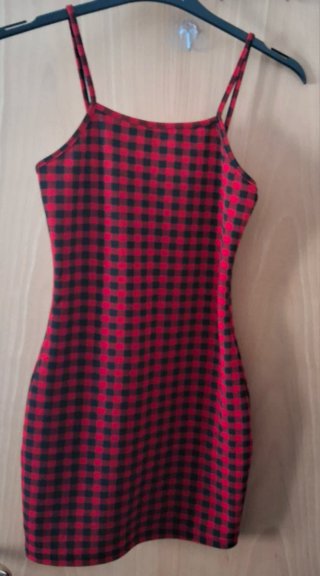 Vestido cuadros rojo y negro.