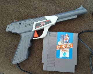 Consola Nintendo NES con pistola y mandos