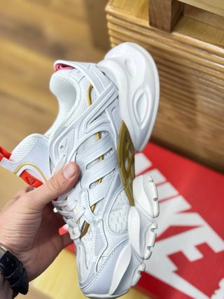 Zapatillas Adidas Blancas y Doradas