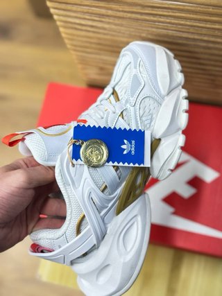 Zapatillas Adidas Blancas y Doradas