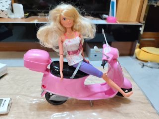 Barbie con moto rosa