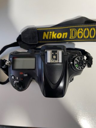 Nikon D600 + Objetivo Nikkor 50mm + Accesorios
