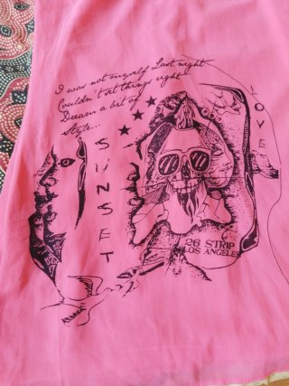 Vestido rosa con estampado de calavera