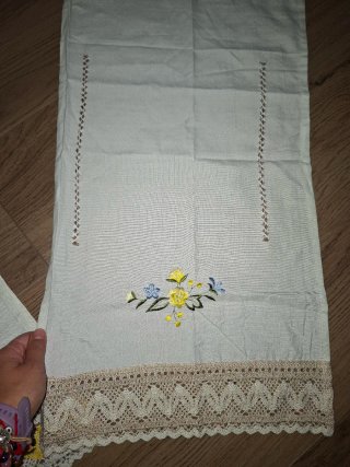 Conjunto baño bordado blanco y amarillo