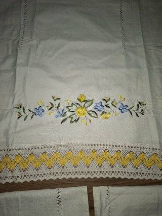Conjunto baño bordado blanco y amarillo