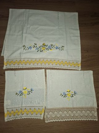 Conjunto baño bordado blanco y amarillo