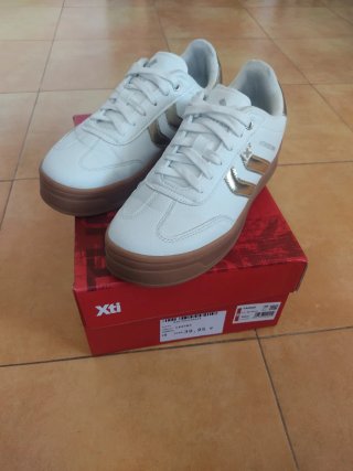 Zapatillas Xti Blancas y Doradas