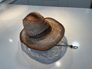 Sombrero cowboy rafia trenzada con cinta piel