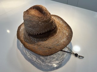 Sombrero cowboy rafia trenzada con cinta piel