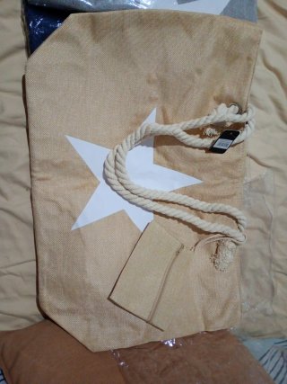 Bolso de playa beige con estrella blanca