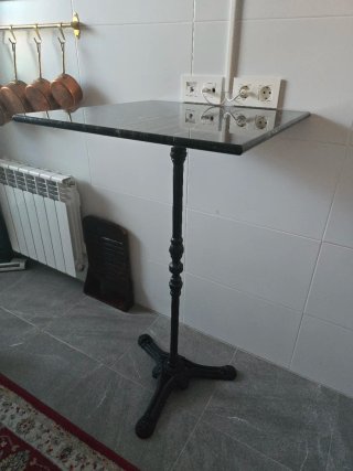 Mesa alta de mármol verde y base negra