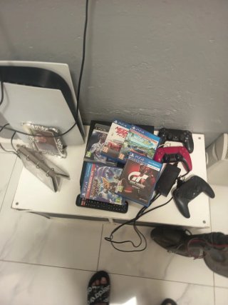 Console PS4 + 5 Giochi + Controller