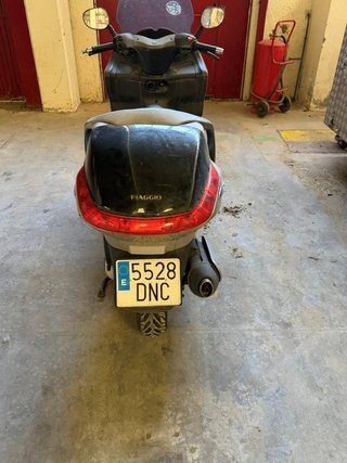 Piaggio X8 125cc Maxi Scooter Gris/Plata