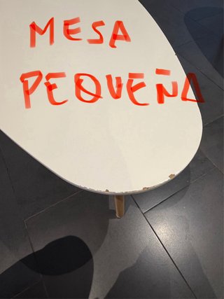 Juego de 2 mesas de centro blancas.