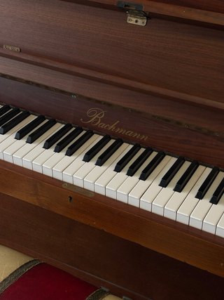 Piano de pared madera Bachmann