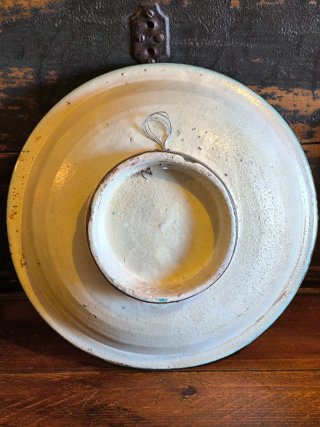 Antiguo plato de cerámica y latón