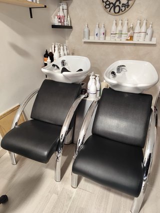 Sillones mostrador y lavacabezas de peluquería