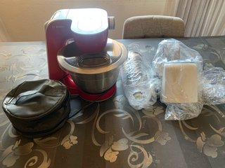 Robot de cocina Bosch rojo