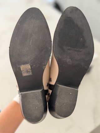 Botín beige con tachuelas y detalles negros