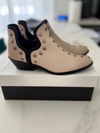 Botín beige con tachuelas y detalles negros