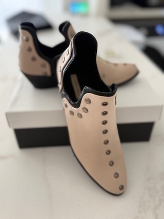 Botín beige con tachuelas y detalles negros