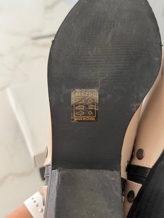 Botín beige con tachuelas y detalles negros