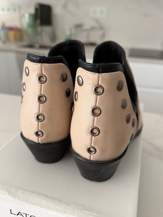 Botín beige con tachuelas y detalles negros