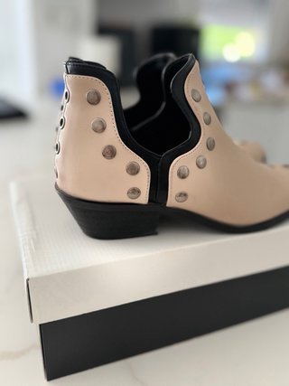 Botín beige con tachuelas y detalles negros