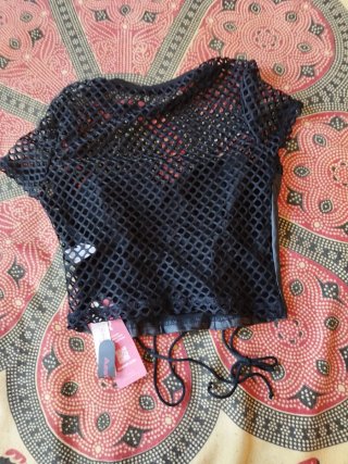 Camiseta gótica con cordones y rejilla