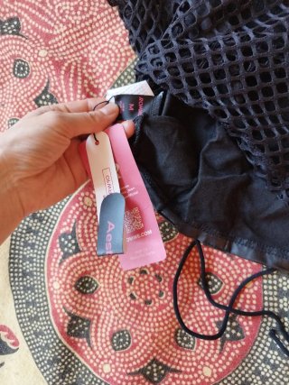 Camiseta gótica con cordones y rejilla