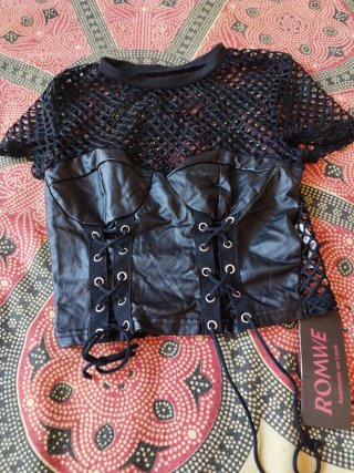 Camiseta gótica con cordones y rejilla