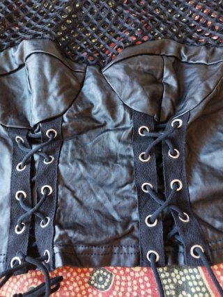 Camiseta gótica con cordones y rejilla