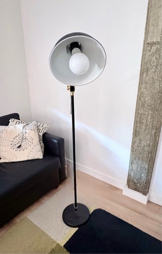 Lámpara de pie negra y dorada. Ikea RANARP