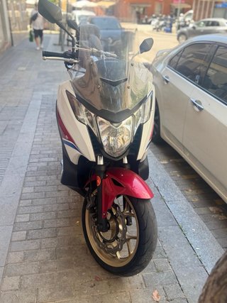 Honda Integra 750S 2014 Maxi Scooter Roja y Blanca