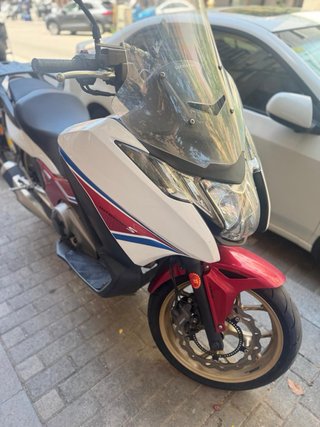 Honda Integra 750S 2014 Maxi Scooter Roja y Blanca