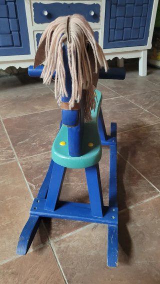 Caballito balancín de madera azul