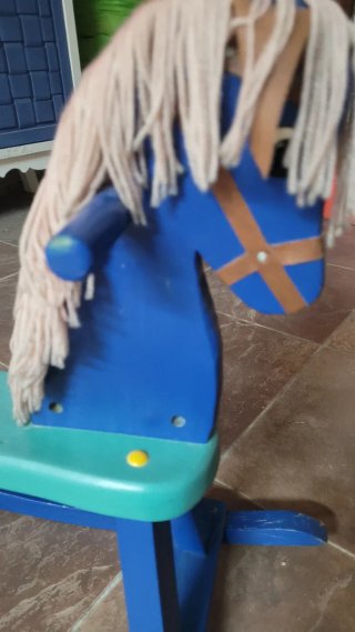 Caballito balancín de madera azul